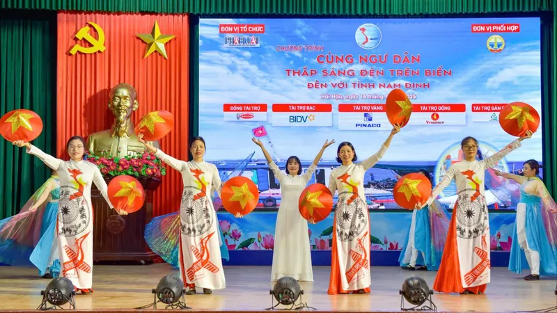 “Cùng ngư dân thắp sáng đèn trên biển” đến với ngư dân tỉnh Nam Định