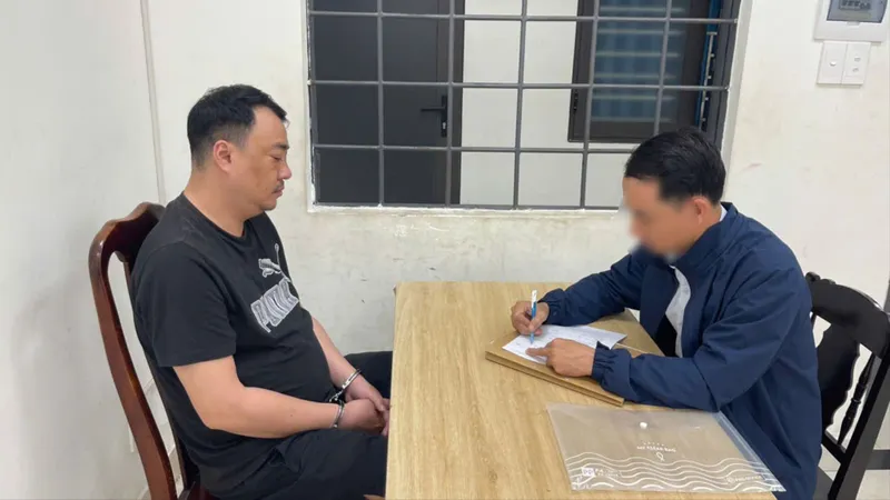 Bắt nhân viên ngân hàng lừa đảo, chiếm đoạt tiền rồi trốn sang Campuchia