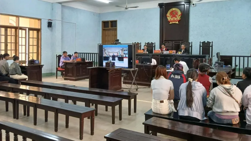 Toàn cảnh phiên tòa xét xử trực tiếp kết hợp trực tuyến tại điểm cầu chính Hội trường xét xử TAND tỉnh Gia Lai