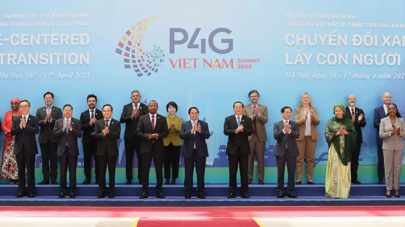 Thủ tướng Phạm Minh Chính và các trưởng đoàn chụp ảnh chung trước phiên khai mạc Hội nghị thượng đỉnh P4G Việt Nam 2025, chiều 16-4. Ảnh: QUANG PHÚC