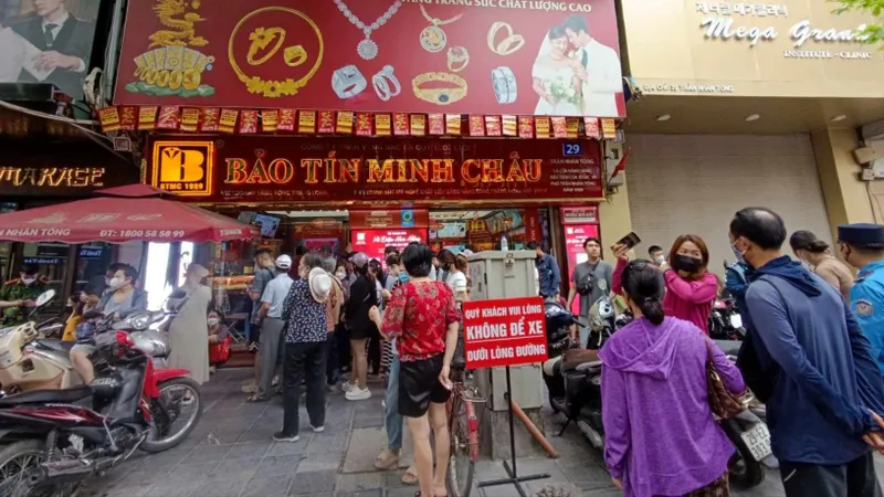 Người dân Hà Nội xếp hàng dài mua vàng ở cửa hàng vàng Bảo Tín Minh Châu. Ảnh: LƯU THỦY