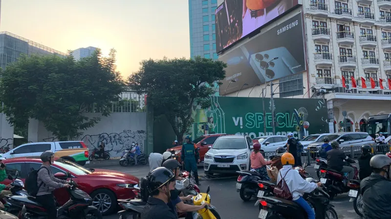 Giao thông qua khu vực ùn ứ. Ảnh: DŨNG PHƯƠNG