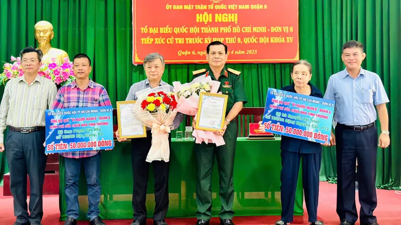 Tổ ĐBQH đơn vị số 8 trao tặng 150 triệu đồng ủng hộ Quỹ “Vì người nghèo” quận 6, kinh phí sửa chữa nhà tình thương cho 3 gia đình