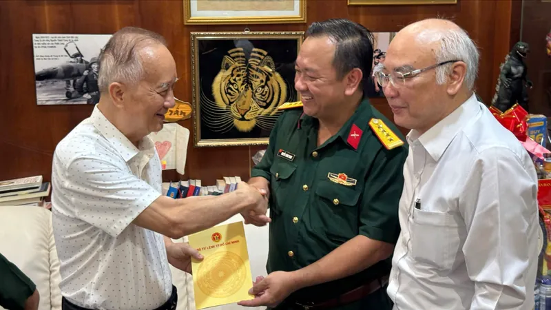 Thăm hỏi, tri ân các gia đình chính sách tham gia Chiến dịch Hồ Chí Minh