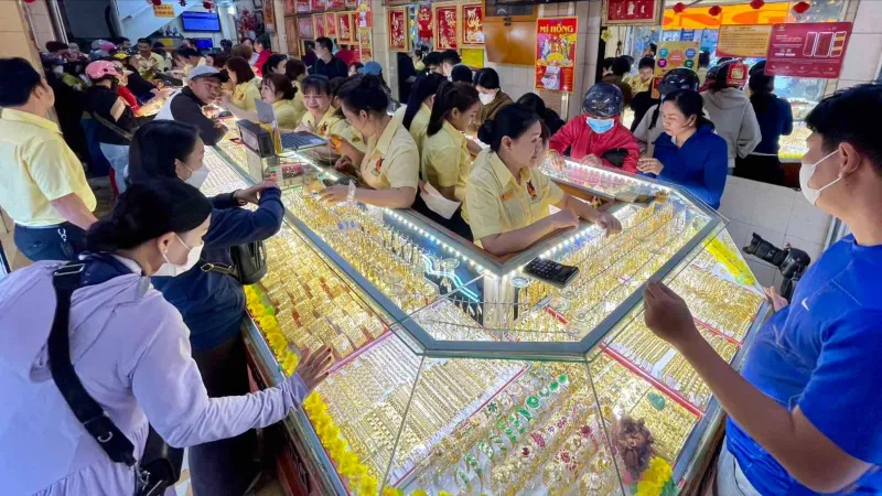 Giá vàng trong nước chiều 19-4 tiếp tục giảm mạnh, còn 114 triệu đồng/lượng