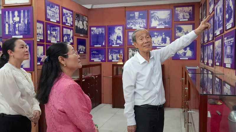 Đồng chí Nguyễn Thị Lệ thăm gia đình đồng chí Phạm Hùng, Nguyễn Hữu Thọ