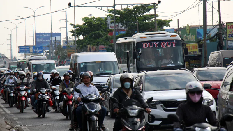 Quốc lộ 1 cửa ngõ miền Tây phương tiện chen nhau vào TPHCM