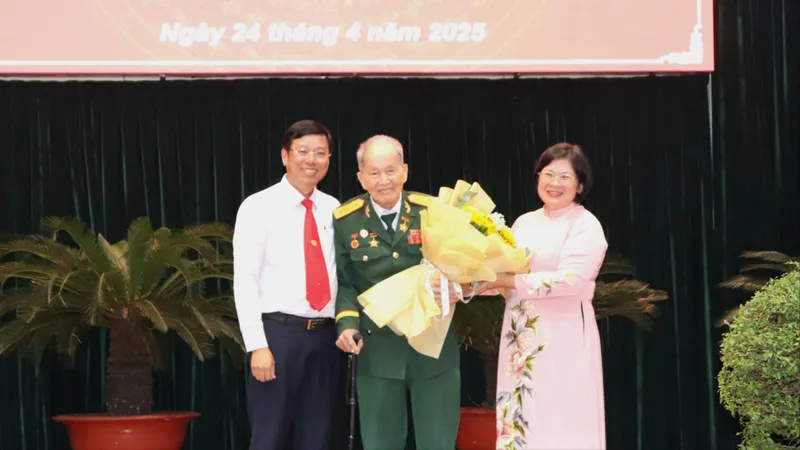 Trưởng Ban Tổ chức Thành ủy TPHCM Văn Thị Bạch Tuyết trao hoa tri ân cựu chiến binh tham gia Chiến dịch Hồ Chí Minh