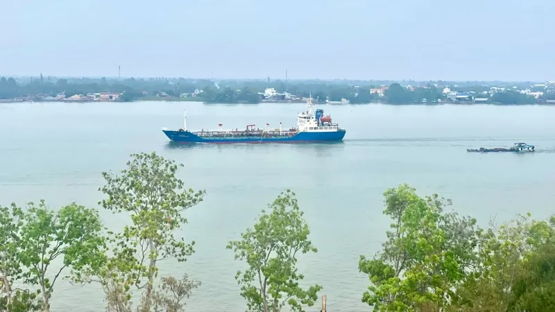 Sông Hậu - nơi tiếp giáp giữa TP Cần Thơ và Vĩnh Long