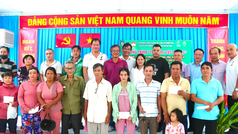 Hội tennis Lovera park trao 100 phần quà cho hoàn cảnh khó khăn tại xã Phong Phú