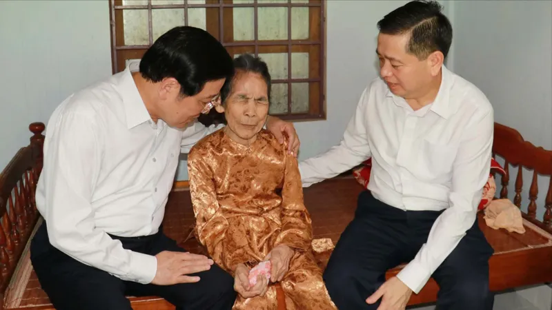 Trưởng Ban Nội chính Trung ương Phan Đình Trạc thăm hỏi và tặng quà Mẹ Việt Nam Anh hùng Nguyễn Thị Nậy