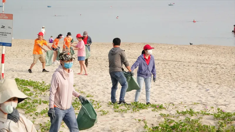Ngày hội Môi trường biển với chủ đề “Biển cần Bạn – Bạn cần Biển” thu hút đông đảo người dân, du khách, nhất là các bạn trẻ. Ảnh: XUÂN QUỲNH