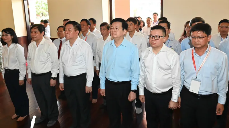 Trưởng Ban Tuyên giáo và Dân vận Trung ương Nguyễn Trọng Nghĩa cùng đoàn đại biểu dâng hương tưởng nhớ Chủ tịch Hồ Chí Minh. Ảnh: VIỆT DŨNG