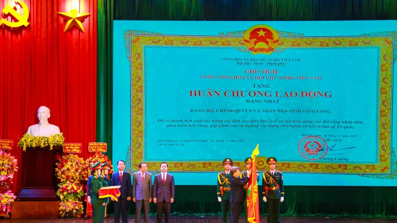 Vĩnh Long đón nhận Huân chương Lao động hạng Nhất