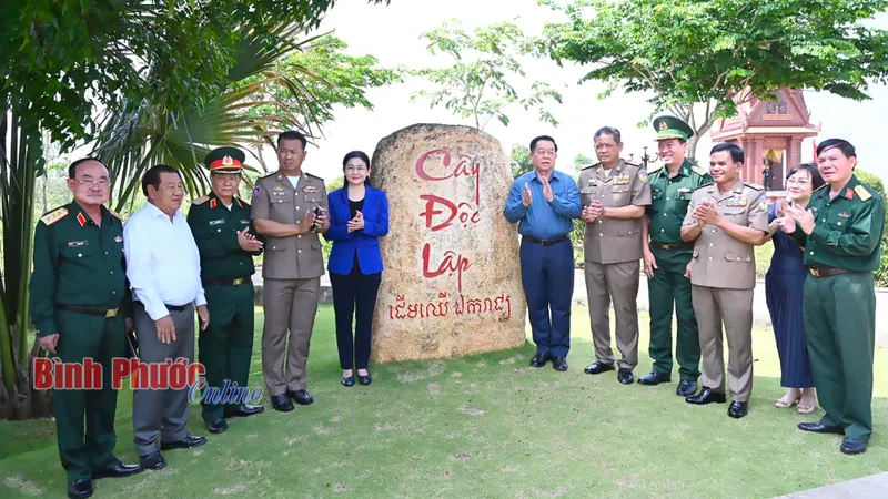 Đồng chí Nguyễn Trọng Nghĩa tham quan Cụm công trình lưu niệm tại Khu vực X16