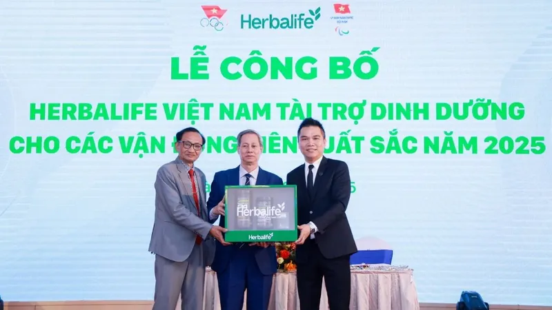 Ông Nguyễn Thành Đạt, Giám đốc Truyền thông Herbalife Việt Nam (bìa trái), tại lễ công bố