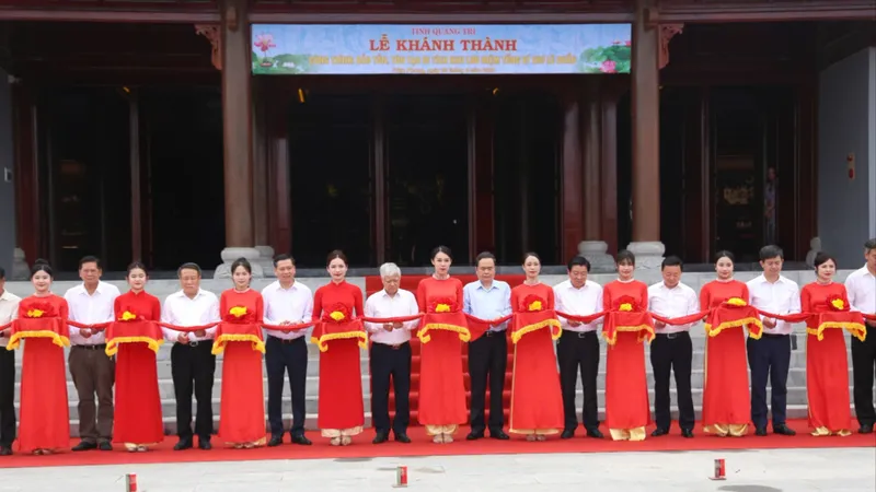 Chủ tịch Quốc hội Trần Thanh Mẫn cùng đoàn công tác Trung ương cắt băng khánh thành công trình Bảo tồn, tôn tạo Di tích Khu lưu niệm Tổng Bí thư Lê Duẩn