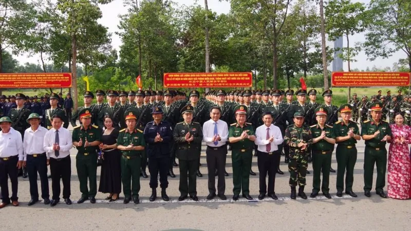 Thượng tướng Hoàng Xuân Chiến thăm, tặng quà đoàn quân đội các nước tham gia diễu binh, diễu hành