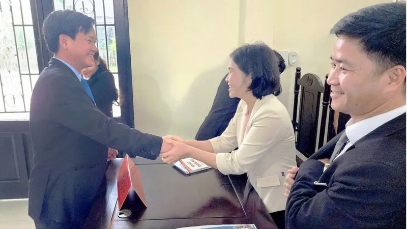 Bà Nguyệt cùng đại diện Công ty TNHH MTV Xổ số kiến thiết Huế vui vẻ bắt tay nhau sau phiên tòa