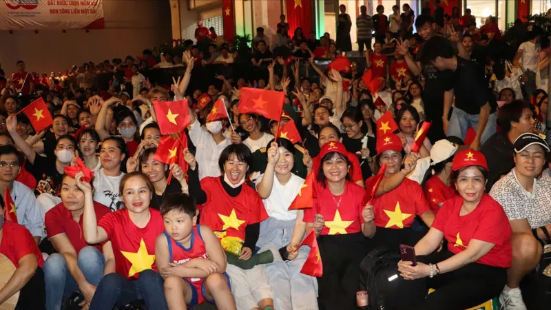 Các tuyến đường khu vực diễu binh, diễu hành rực màu áo đỏ sao vàng
