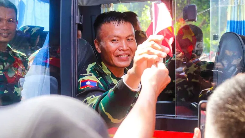 Các quân nhân dành khoảng 5 phút để giao lưu và chụp ảnh cùng người dân. Ảnh: TAM NGUYÊN