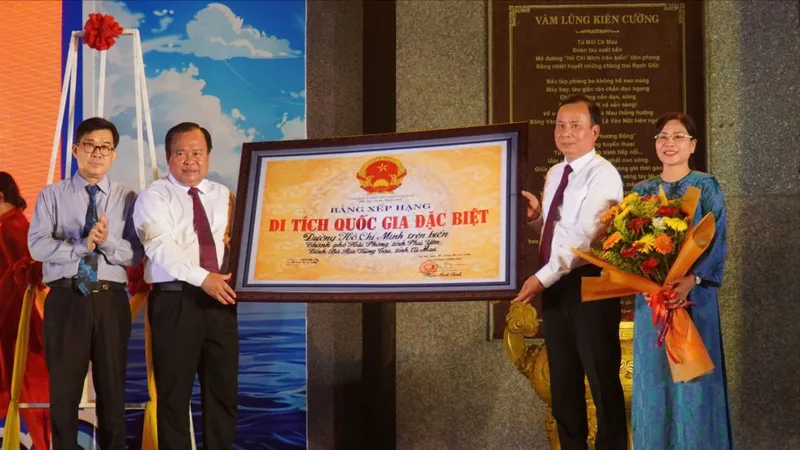 Lãnh đạo tỉnh Cà Mau đón nhận bằng xếp hạng Di tích quốc gia đặc biệt đường Hồ Chí Minh trên biển (bến Vàm Lũng, tỉnh Cà Mau). Ảnh: TẤN THÁI 