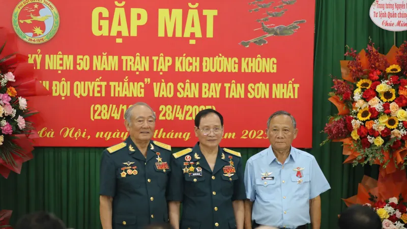 Người phi công không có quân phục 