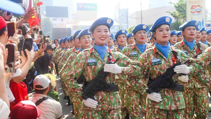 “Vui sao nước mắt lại trào”
