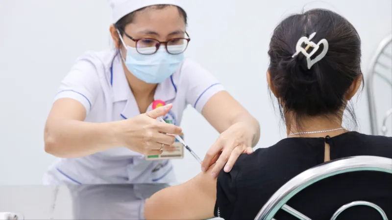 Nhân viên y tế tiêm vaccine zona cho người dân