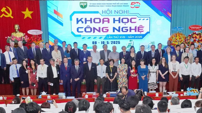 Các đại biểu chụp hình lưu niệm trước phiên thảo luận
