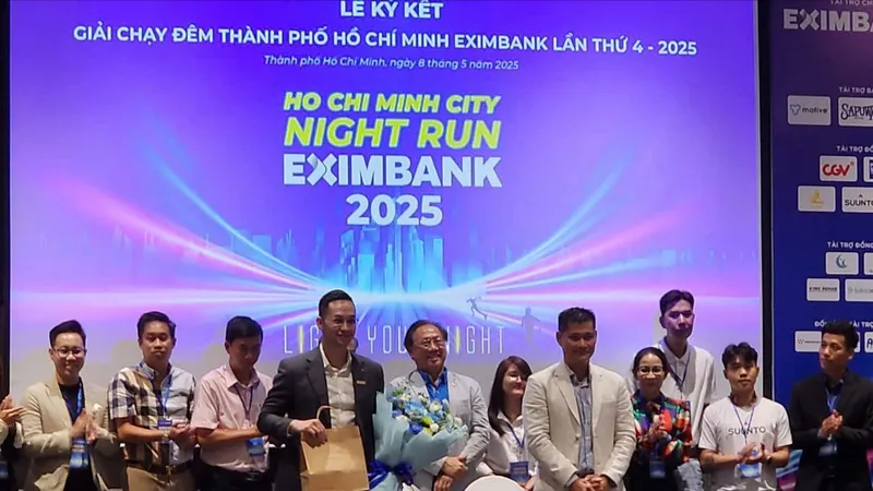 Quang cảnh buổi lễ công bố giải chạy đêm