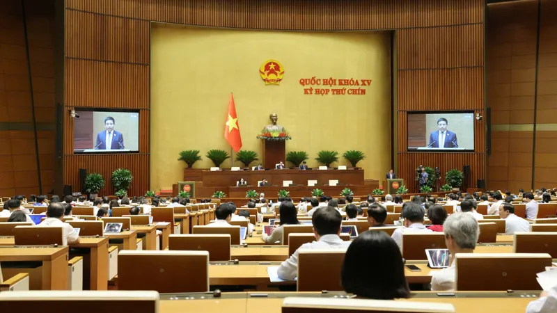 Chủ nhiệm Ủy ban Kinh tế và Tài chính của Quốc hội Phan Văn Mãi trình bày báo cáo. Ảnh: QUANG PHÚC