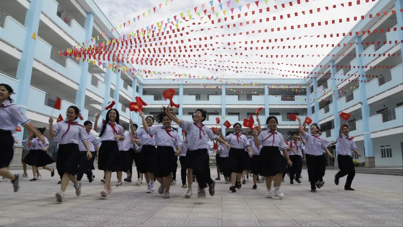 Học sinh Trường THCS Mạc Đĩnh Chi (quận Tân Bình) trong ngày khánh thành trường cuối tháng 4-2025