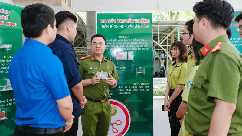 Học viên được công an tuyên truyền. Ảnh: THÀNH PHÁT