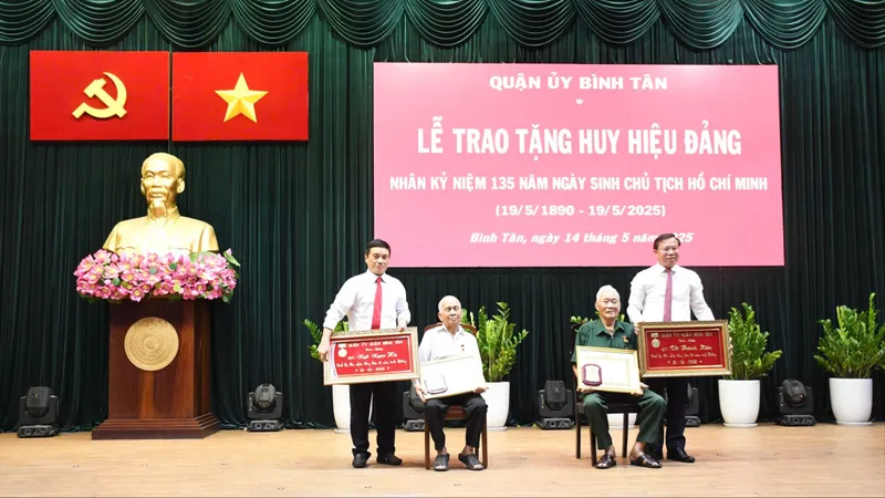 Quận ủy Bình Tân trao 141 Huy hiệu Đảng