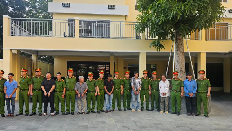 Nhóm đối tượng tại cơ quan công an