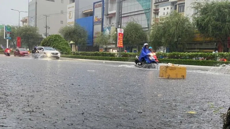 Trận mưa lớn ngày 13-5 làm ngập nhiều tuyến đường tại quận Ninh Kiều, TP Cần Thơ