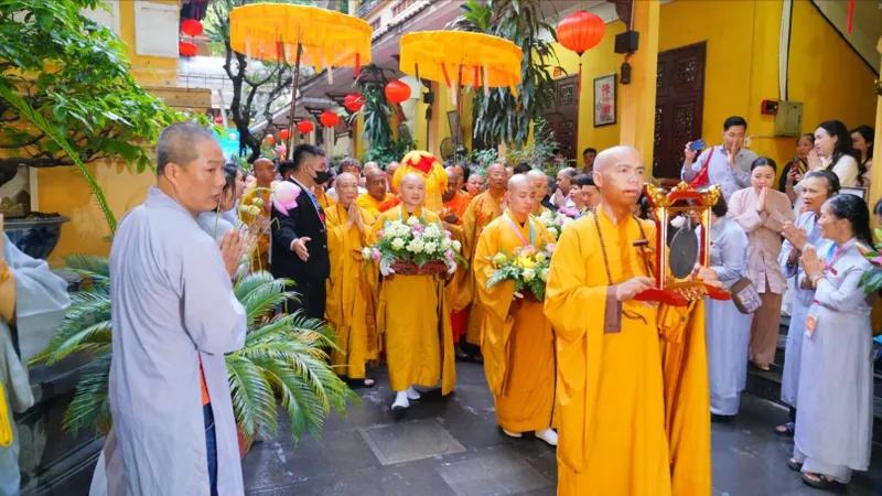 Trang nghiêm cung rước xá lợi Đức Phật về chùa Tam Chúc