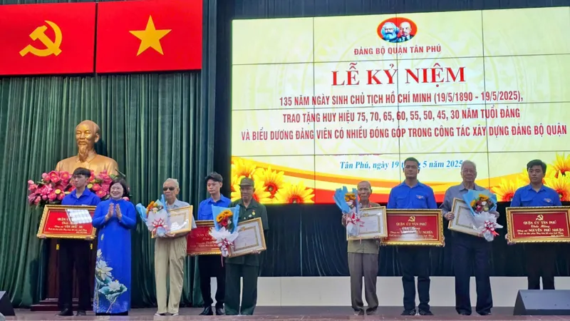 Quận Tân Phú trao Huy hiệu Đảng đến 174 đảng viên