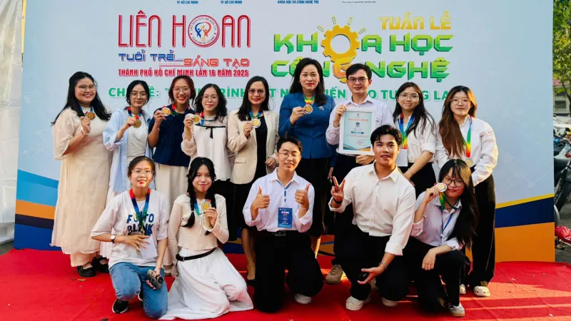 Sinh viên Trường ĐH Nguyễn Tất Thành chụp hình lưu niệm tại Lễ trao giải thưởng "Thiết kế, chế tạo, ứng dụng" 2025