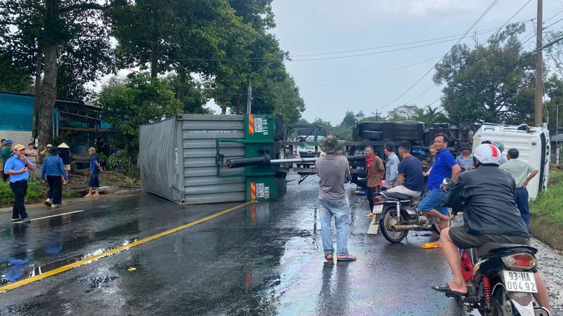 Xe container chắn ngang Quốc lộ 20, giao thông tê liệt