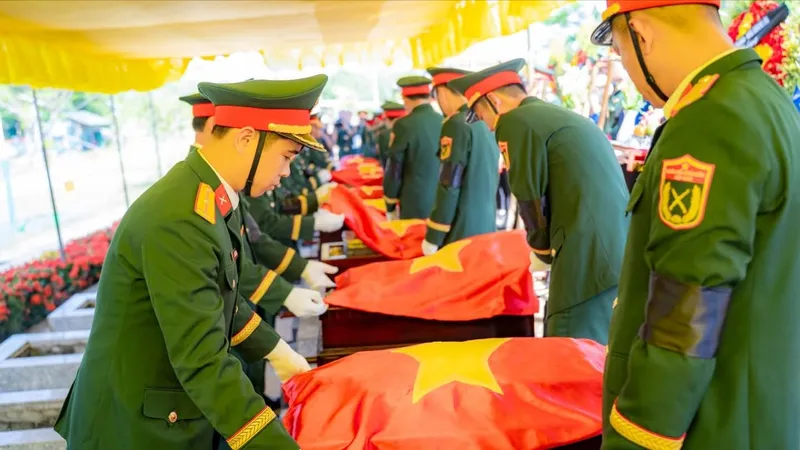 An táng 10 liệt sĩ hy sinh ở Lào tại Nghĩa trang Liệt sĩ thành phố Huế