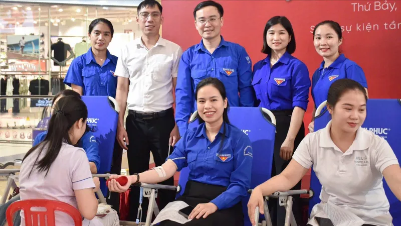 Đoàn viên thanh niên tham gia hiến máu tình nguyện 