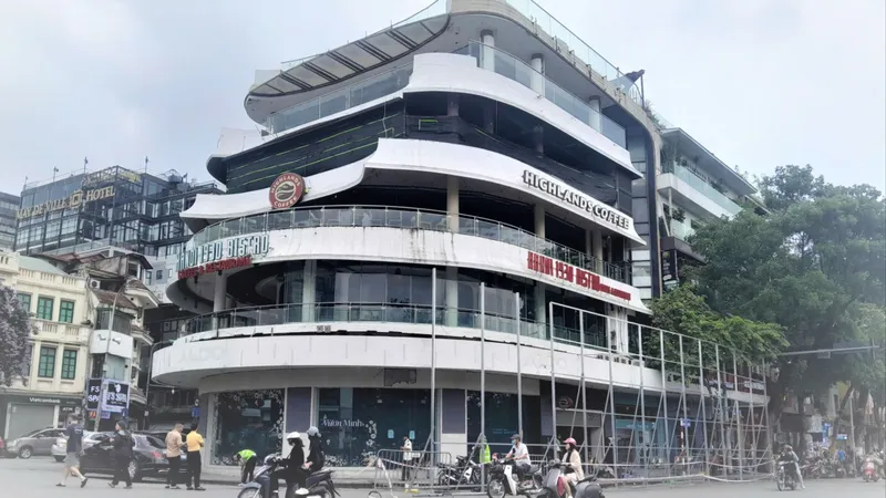 Quây tôn, chuẩn bị phá dỡ tòa nhà “Hàm cá mập”