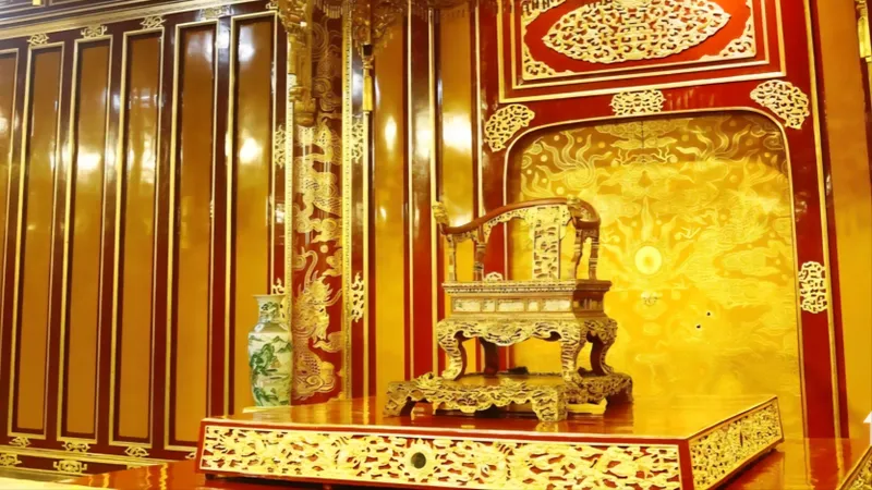 Ngai vàng ở điện Thái Hòa trước khi bị bẻ gãy