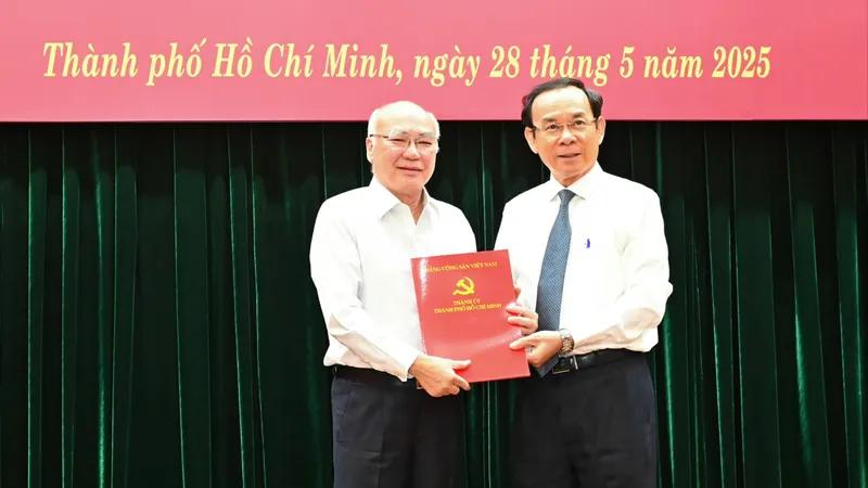 Đồng chí Phan Nguyễn Như Khuê nhận quyết định nghỉ hưu trước tuổi