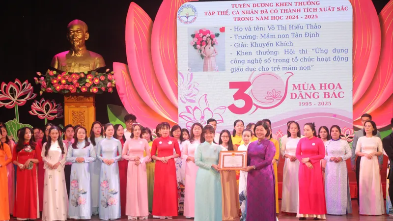 Khen thưởng hơn 550 học sinh và giáo viên tiêu biểu 