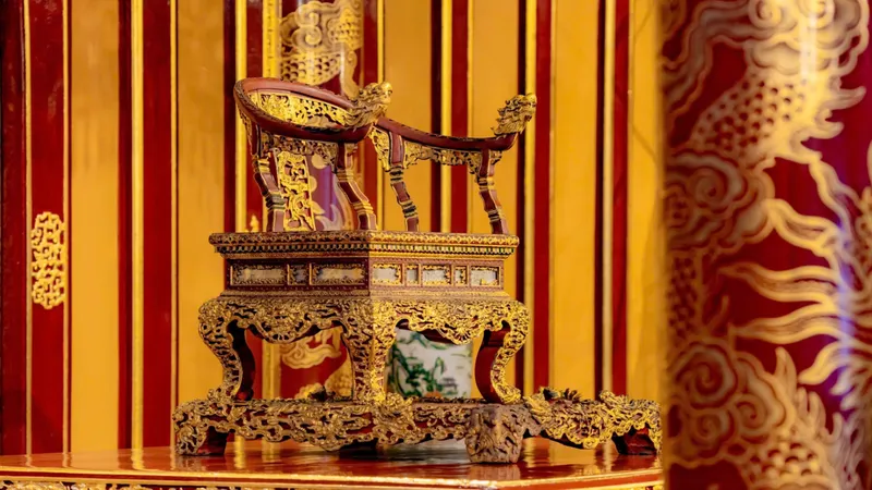 Bảo vật quốc gia ngai vàng triều Nguyễn ở điện Thái Hòa trước khi bị xâm hại