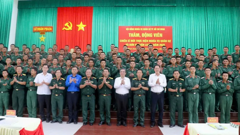 Lãnh đạo TPHCM thăm, động viên chiến sĩ mới 