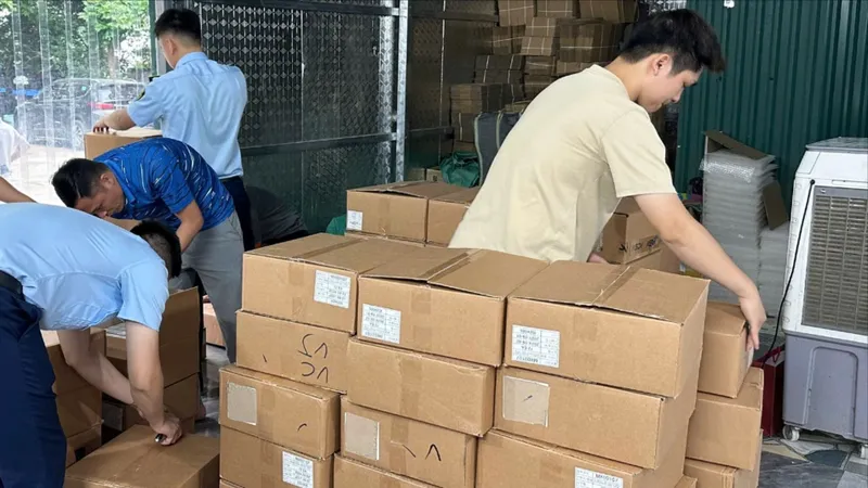 Tạm giữ hơn 5.000 lọ mỹ phẩm tại cửa hàng của Công ty TNHH Dược mỹ phẩm Ngân Korea